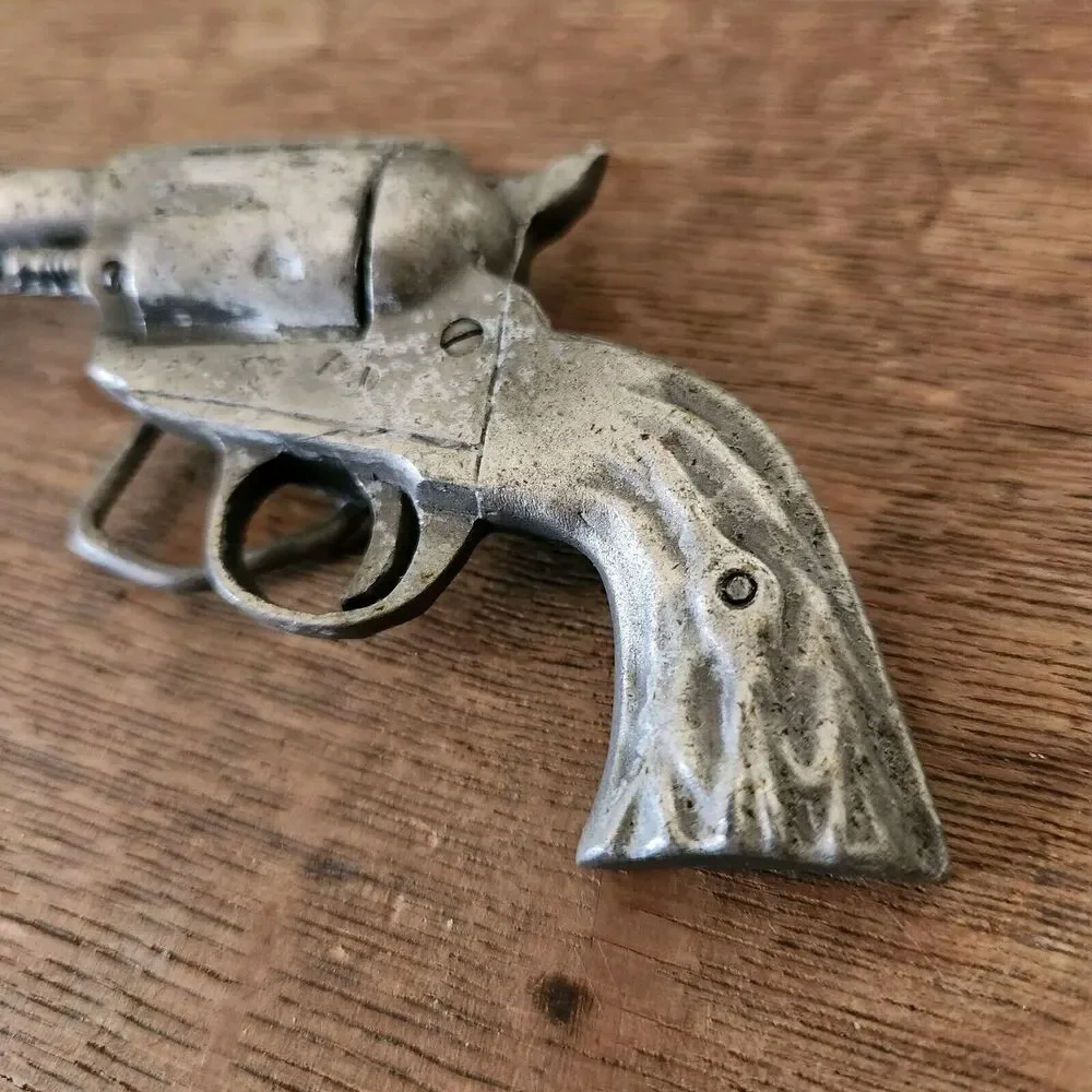 Indiana Metal Craft Gun Revolver Pistol Belt Buckle VINTAGE 1979 Western C232